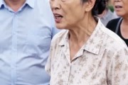 短剧《嫌我卖桃黑心？我不收后村里急了》30集短剧1080P超清在线看