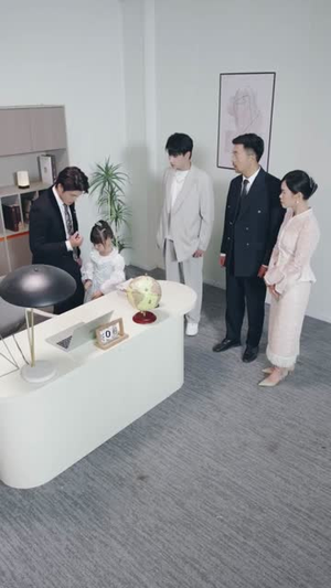 萌宝来袭,爹地让我当团宠(80集) 萌宝来袭,爹地让我当团宠(80集)热播短剧追不停