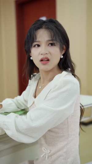 离谱你让小孩哥给大学生上课（81集）短剧中追到爽