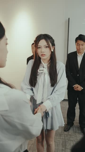 穿越短剧，我靠美女续命（98集）短剧解说热门